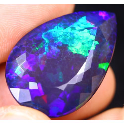 Opale Ethiopienne honeycomb AAA facettée 18.19 carats