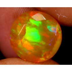 Opale  Ethiopienne facettée orange 4.27 carats