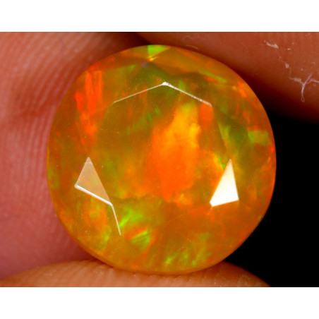 Opale  Ethiopienne facettée orange 4.27 carats