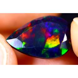 Opale Ethiopienne facettée AAA 2.90 carats