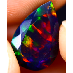 Opale Ethiopienne facettée AAA 2.90 carats