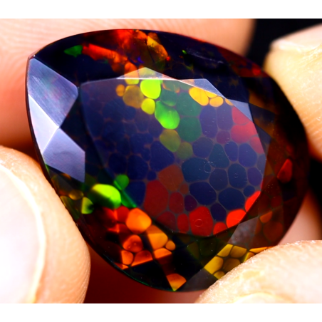 Opale Ethiopienne facettée TOP GRADE 11.50carats