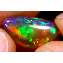 Opale éthiopienne dark cystal rainbow 4.70 carats