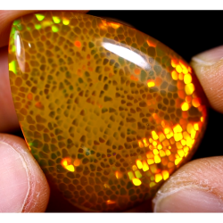 Opale éthiopienne 26.40 carats TOP GRADE