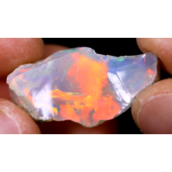 Opale brute ethiopienne TOP GRADE de 19.80 carats