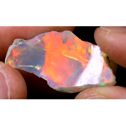Opale brute ethiopienne TOP GRADE de 19.80 carats
