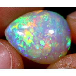 Opale éthiopienne 8.10 carats TOP GRADE