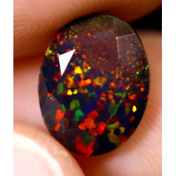 Opale Ethiopienne facettée AAA 1.70 carats