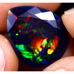 Opale Ethiopienne facettée TOP GRADE 6.70 carats