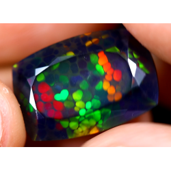 Opale Ethiopienne facettée TOP GRADE 8.85 carats