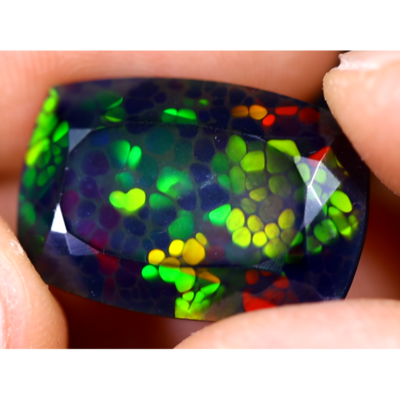 Opale Ethiopienne facettée TOP GRADE 8.85 carats
