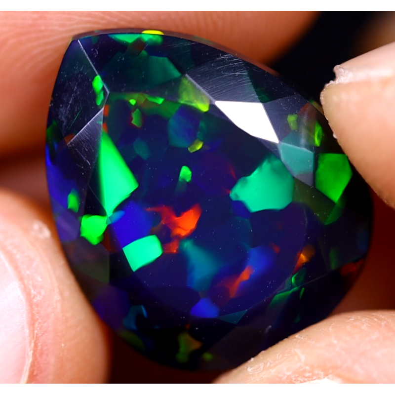 Opale Ethiopienne facettée TOP GRADE 8.45 carats