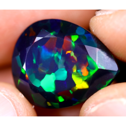 Opale Ethiopienne facettée TOP GRADE 8.45 carats