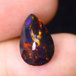 Opale Ethiopienne facettée AAA 2.81 carats