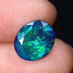 Opale Ethiopienne facettée AAA 2.87 carats
